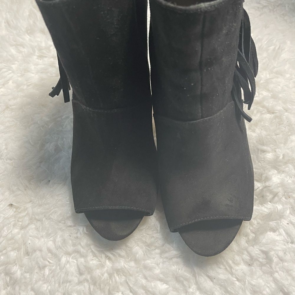 Guess Aziz black suede fringe ankle boots peep toe gold tone accent SZ9.5 - Picture 3 of 10